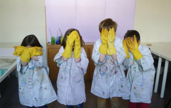 repaire-dartiste-gants-jaunes